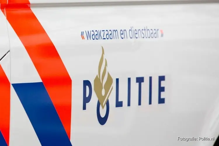 Persoon met bivakmuts gezocht na brandstichting auto