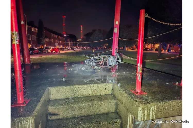 Scooter volledig uitgebrand op jeugdplek Stratingplantsoen in Velsen-Noord