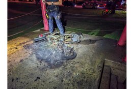 Scooter volledig uitgebrand op jeugdplek Stratingplantsoen in Velsen-Noord