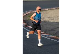 Meer dan duizend deelnemers lopen op Circuit Zandvoort ruim een half miljoen bij elkaar voor onderzoek naar erfelijke hartspierziekte PLN