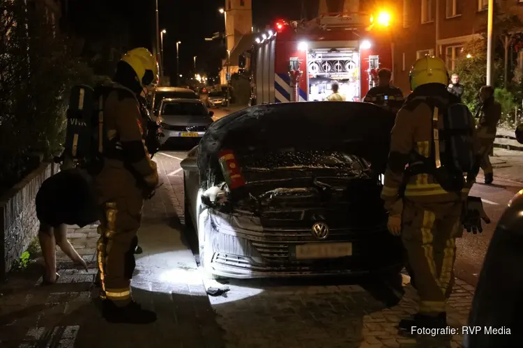 Oplettende buurtbewoners blussen autobrand in Wijk Aan Zee
