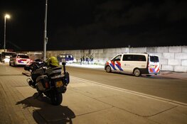 Opmerkelijke actie: politie treft verdachten aan die gestolen camper voortduwen