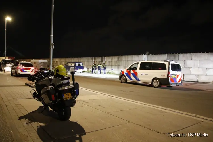 Opmerkelijke actie: politie treft verdachten aan die gestolen camper voortduwen