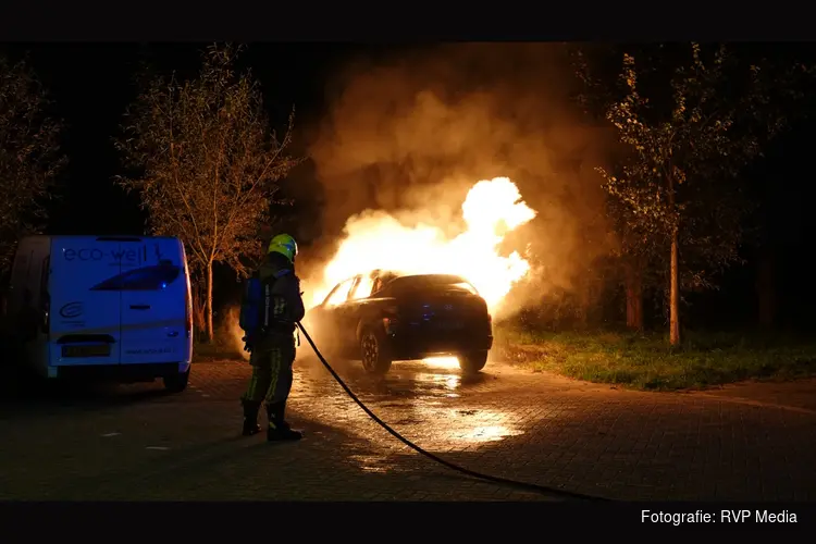 Auto verwoest door brand op Broekpolderweg in Uitgeest, brandstichting niet uitgesloten