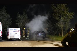Auto verwoest door brand op Broekpolderweg in Uitgeest, brandstichting niet uitgesloten