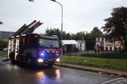 Brandweer haalt gasflessen uit brandende berging aan Elbestraat in Beverwijk
