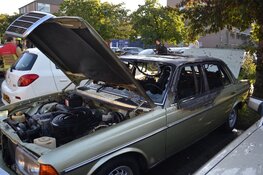 Klassieke Mercedes uit 1976 verwoest door brand op parkeerplaats in Heemskerk