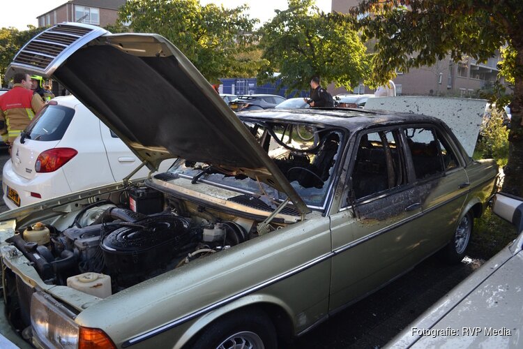 Klassieke Mercedes uit 1976 verwoest door brand op parkeerplaats in Heemskerk