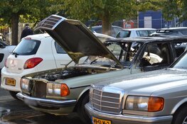 Klassieke Mercedes uit 1976 verwoest door brand op parkeerplaats in Heemskerk
