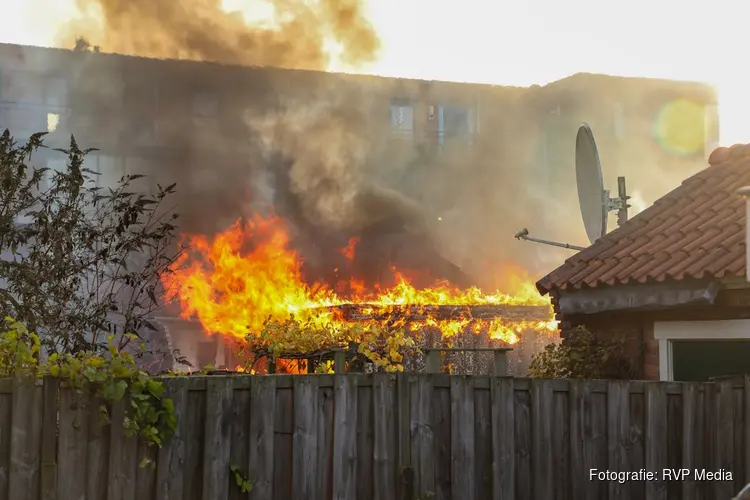 Meerdere schuren in brand aan Zeeuwstraat in Velsen-Noord