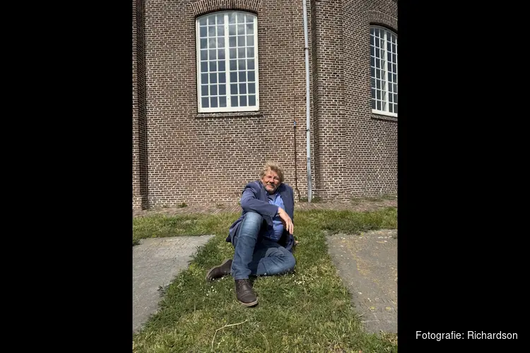 77 jaar na Godfried Bomans overnacht Polderdichter Leo Richardson in de Stompe Toren